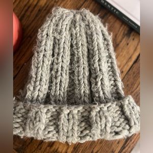 Good used condition, cable knit light grey beanie / toboggan.